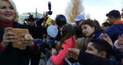 Božić, česnica Ogomna česnica sa 33 zlatnika podeljena vernicima ispred Hrama Svetog Save (FOTO) 3