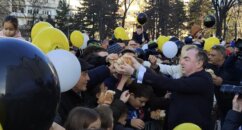 Božić, česnica Ogomna česnica sa 33 zlatnika podeljena vernicima ispred Hrama Svetog Save (FOTO) 2