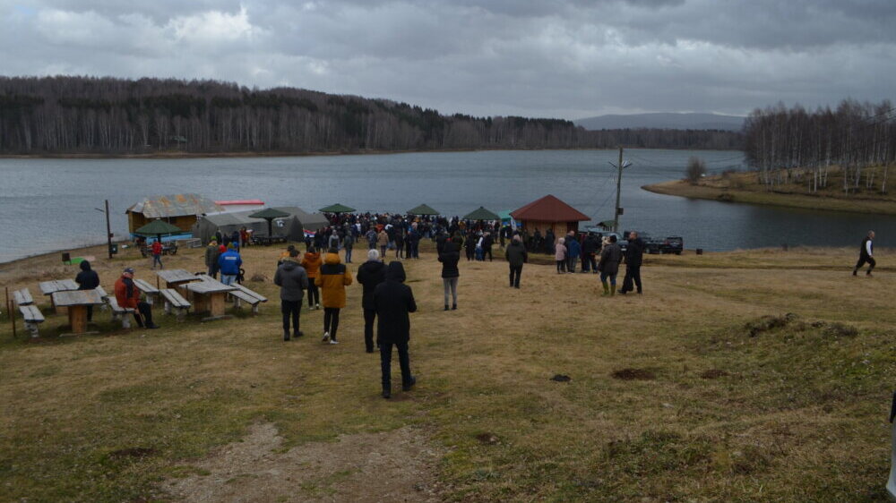 "Bog se uspavao, sačekajte malo": Plivalo se za Časni krst na Vlasini 3 "Bog se uspavao, sačekajte malo": Plivalo se za Časni krst na Vlasini 3