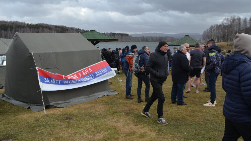 "Bog se uspavao, sačekajte malo": Plivalo se za Časni krst na Vlasini 6 "Bog se uspavao, sačekajte malo": Plivalo se za Časni krst na Vlasini 6