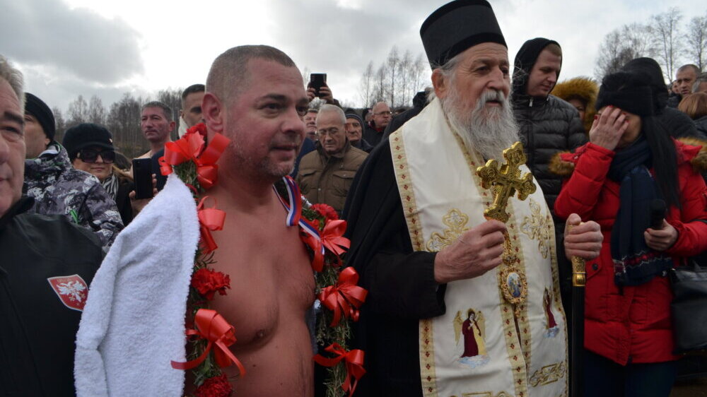 "Bog se uspavao, sačekajte malo": Plivalo se za Časni krst na Vlasini 8 "Bog se uspavao, sačekajte malo": Plivalo se za Časni krst na Vlasini 8