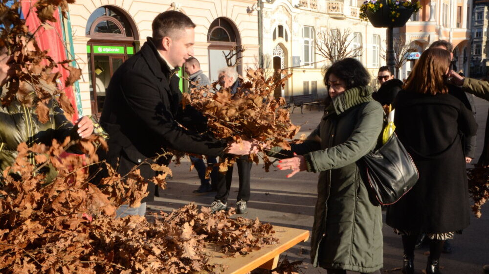 Deljeni besplatni badnjaci na Trgu slobode u Novom Sadu: Gradonačelnik Đurić čestitao Božić 1