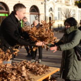 Deljeni besplatni badnjaci na Trgu slobode u Novom Sadu: Gradonačelnik Đurić čestitao Božić 12