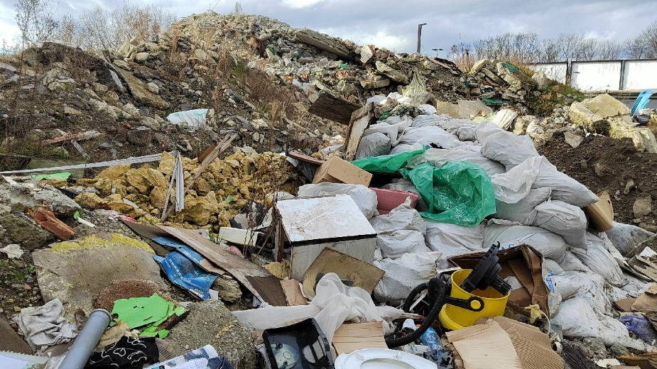 Niče divlja deponija u blizini Beogradskog sajma (FOTO) 1