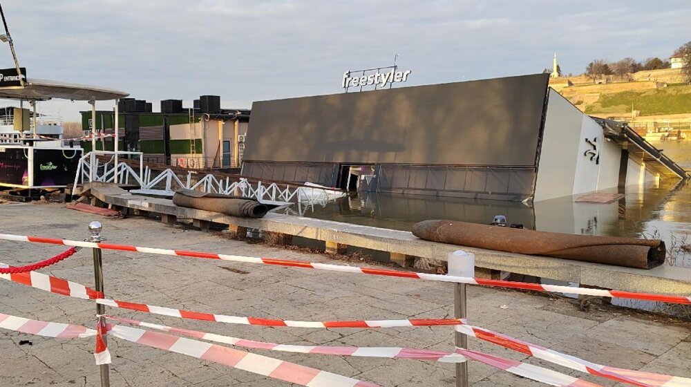 (FOTO) Splav Fristajler skoro ceo pod vodom 1