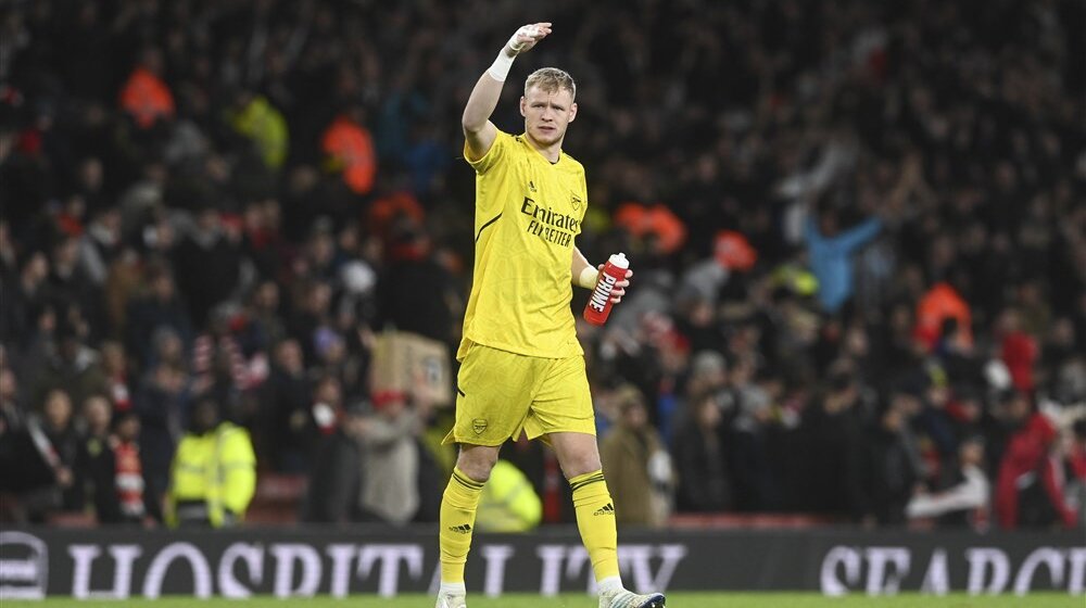 Navijač šutnuo golmana Arsenala posle londonskog derbija (VIDEO) 1