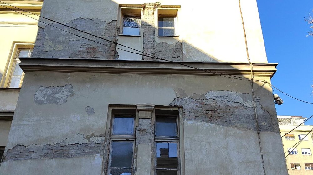 Fasada na zgradi Treće beogradske gimnazije mesecima u lošem stanju, uprava ćuti (FOTO) 1