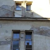 Fasada na zgradi Treće beogradske gimnazije mesecima u lošem stanju, uprava ćuti (FOTO) 10