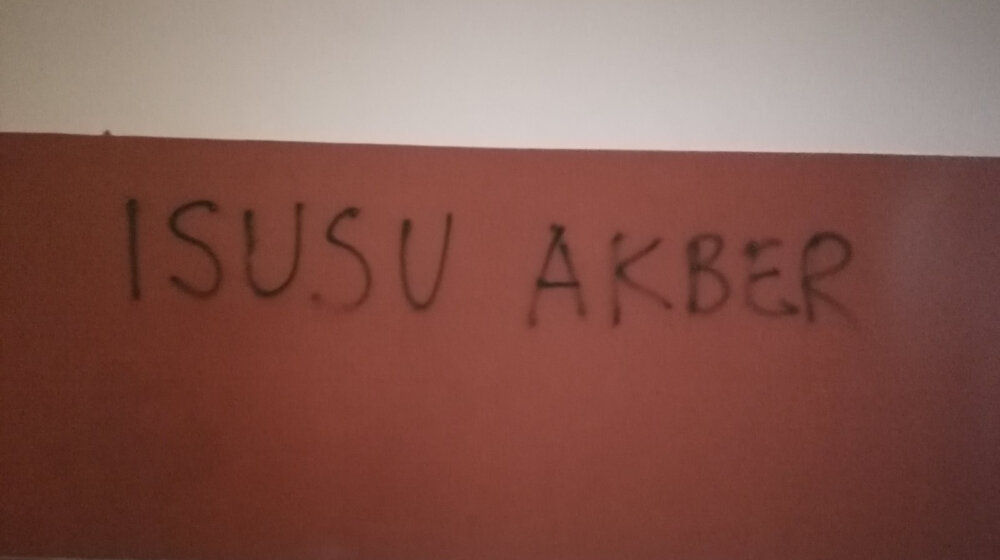 Crkva Svetog Save u kragujevačkom naselju Aerodrom oskrnavljena skarednim grafitima 1