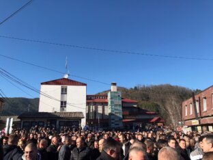 Protest u Štrpcu Nekoliko hiljada Srba iz svih delova Kosova na protestu u Štrpcu (FOTO/VIDEO) 4