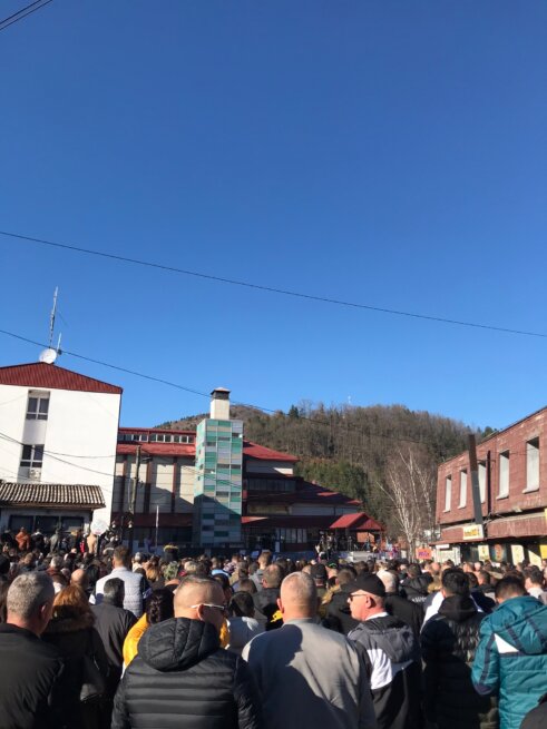 Protest u Štrpcu Nekoliko hiljada Srba iz svih delova Kosova na protestu u Štrpcu (FOTO/VIDEO) 6