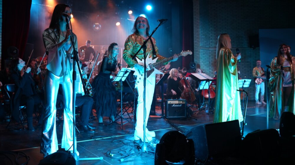 Zrenjaninska filharmonija hitovima Abe podigla publiku na noge 1