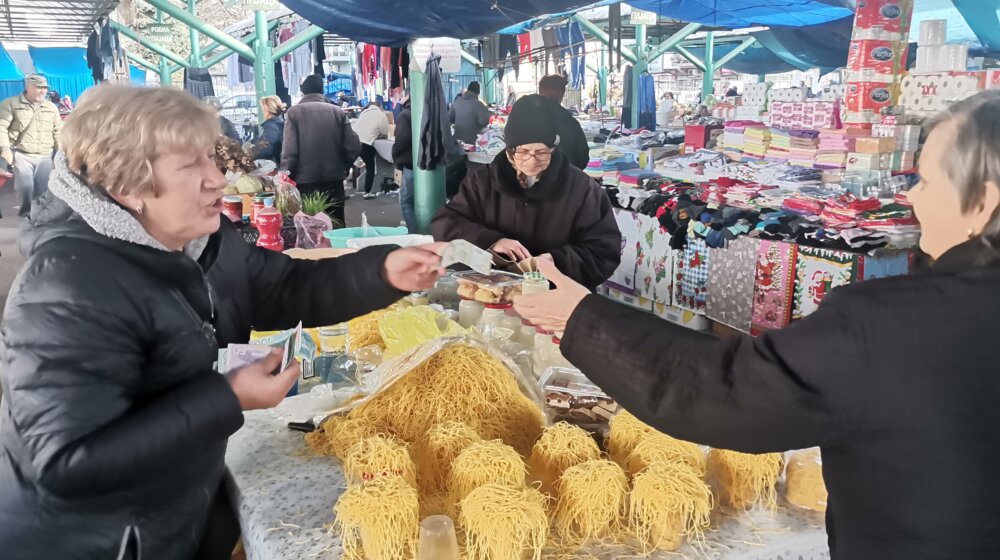 Badnji dan na šabačkoj pijaci: Najbolje se prodaju prebranac i kiseli kupus, prasetina poskupela, ren pojeftinio 1