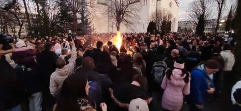 IMG_20230106_162200_b (FOTO) Paljenje badnjaka ispred Hrama Svetog Save 7