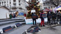 Aktivisti ispred "ruske jelke" u Beogradu razvili crne banere sa ispisanim imenima razorenih gradova u Ukrajini (VIDEO, FOTO) 4