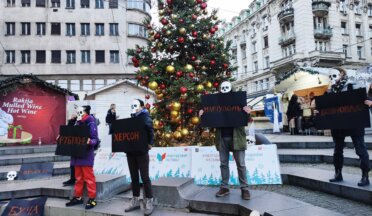 IMG_20230113_162811 Aktivisti ispred "ruske jelke" u Beogradu razvili crne banere sa ispisanim imenima razorenih gradova u Ukrajini (VIDEO, FOTO) 6