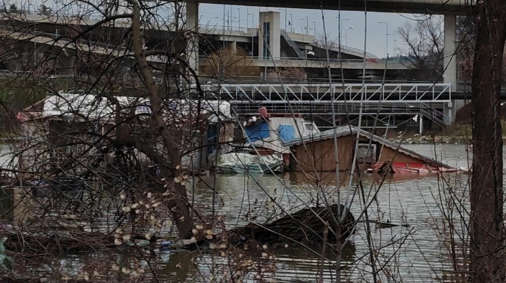 Na Adi Ciganliji potonula jedna splav kućica 1