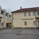 "Ne damo deci da idu u školu dok se ne ispune naši zahtevi": Pobunili se roditelji učenika kragujevačke škole zbog učiteljice 13