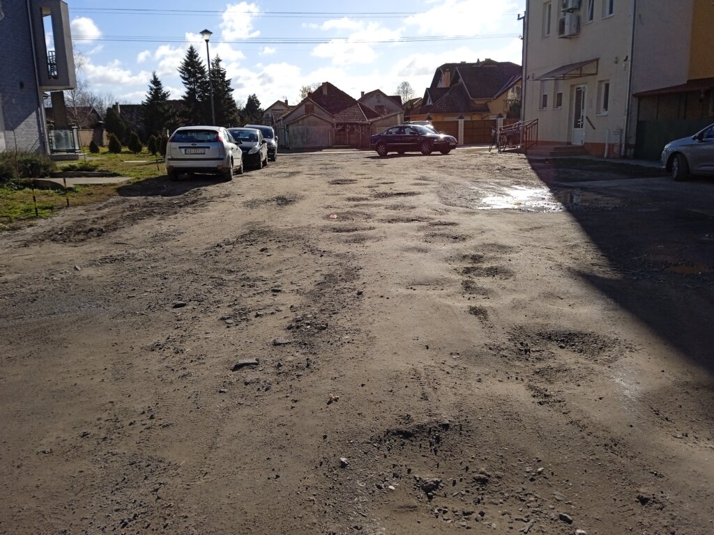 “Opšta katastrofa, tuga i nesreća”: Kako izgleda život stanovnika neasfaltiranog kraka Kireške ulice u Subotici 2 “Opšta katastrofa, tuga i nesreća”: Kako izgleda život stanovnika neasfaltiranog kraka Kireške ulice u Subotici 2