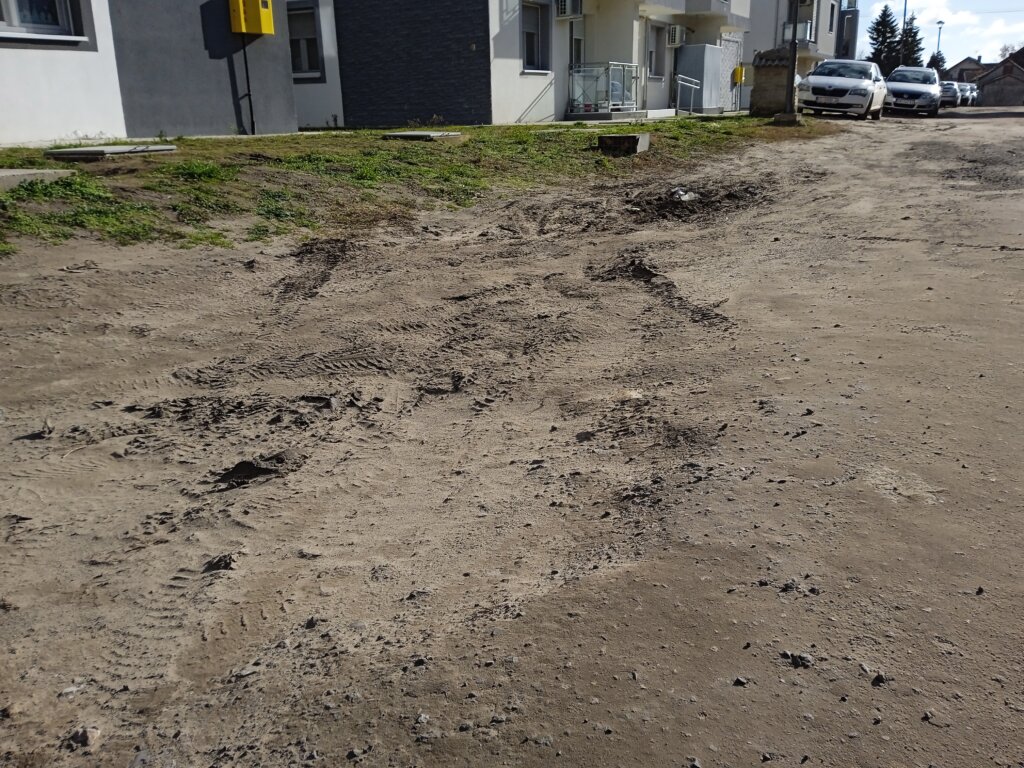“Opšta katastrofa, tuga i nesreća”: Kako izgleda život stanovnika neasfaltiranog kraka Kireške ulice u Subotici 3 “Opšta katastrofa, tuga i nesreća”: Kako izgleda život stanovnika neasfaltiranog kraka Kireške ulice u Subotici 3