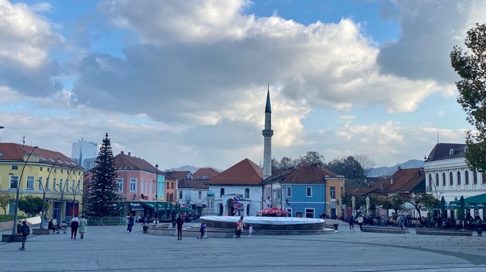 Plakati o podeli BiH između Srbije i Hrvatske zalepljeni u Tuzli 1