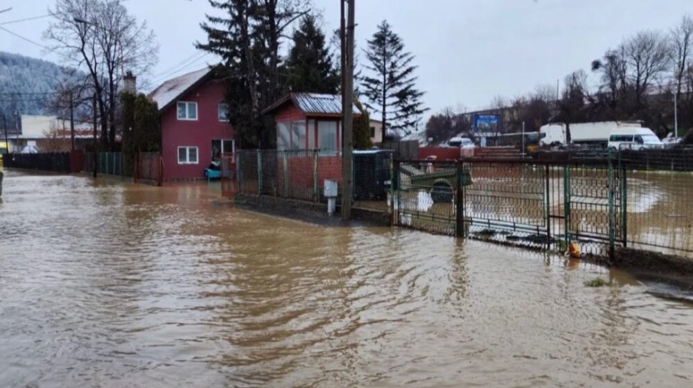 Raška: Zbog najavljenih novih padavina ojačavaju se bedemi 1