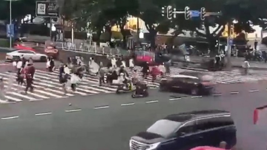 Mladić autom ubio petoro ljudi u Kini pa izašao iz vozila i bacao novčanice 1