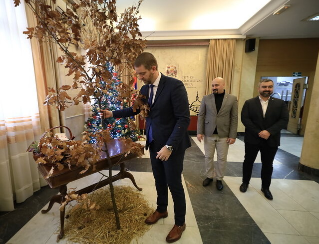 Kragujevački čelnici uneli badnjak u Skupštinu grada i čestitali Božić 1