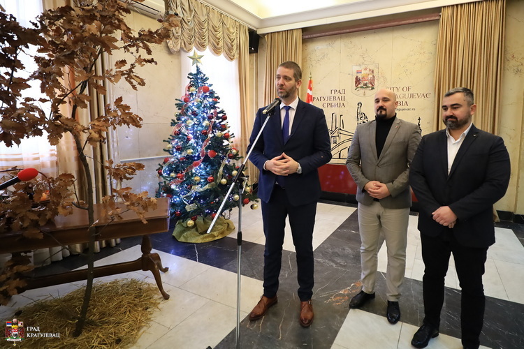 Kragujevački čelnici uneli badnjak u Skupštinu grada i čestitali Božić 2