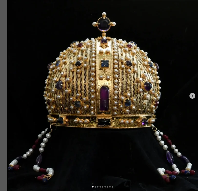 (FOTO) Ovako izgledaju krune cara Dušana, kralja Milutina i despota Stefana: Urađena rekonstrukcija obeležja moći srpskih vladara 3 (FOTO) Ovako izgledaju krune cara Dušana, kralja Milutina i despota Stefana: Urađena rekonstrukcija obeležja moći srpskih vladara 3