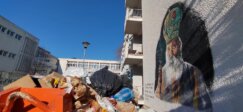 (FOTO) Mural patrijarha Pavla u ulici Zdravka Čelara zaklanja kontejner pun smeća 4