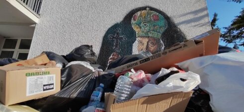 (FOTO) Mural patrijarha Pavla u ulici Zdravka Čelara zaklanja kontejner pun smeća 6