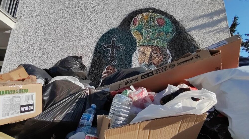 (FOTO) Mural patrijarha Pavla u ulici Zdravka Čelara zaklanja kontejner pun smeća 1