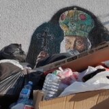 (FOTO) Mural patrijarha Pavla u ulici Zdravka Čelara zaklanja kontejner pun smeća 8