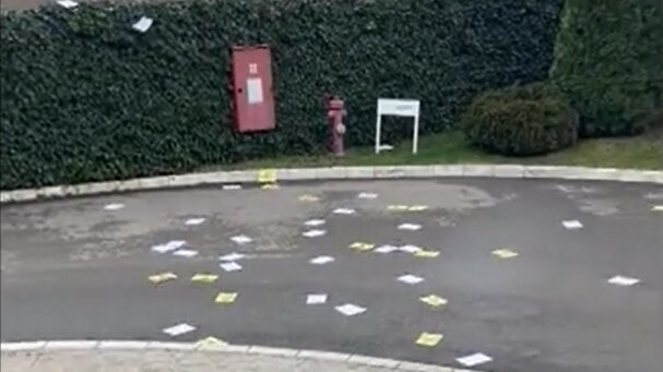 Leci sa fotografijom Zelenskog i potpisom Pokreta „Naši“ ubačeni u dvorište N1 1