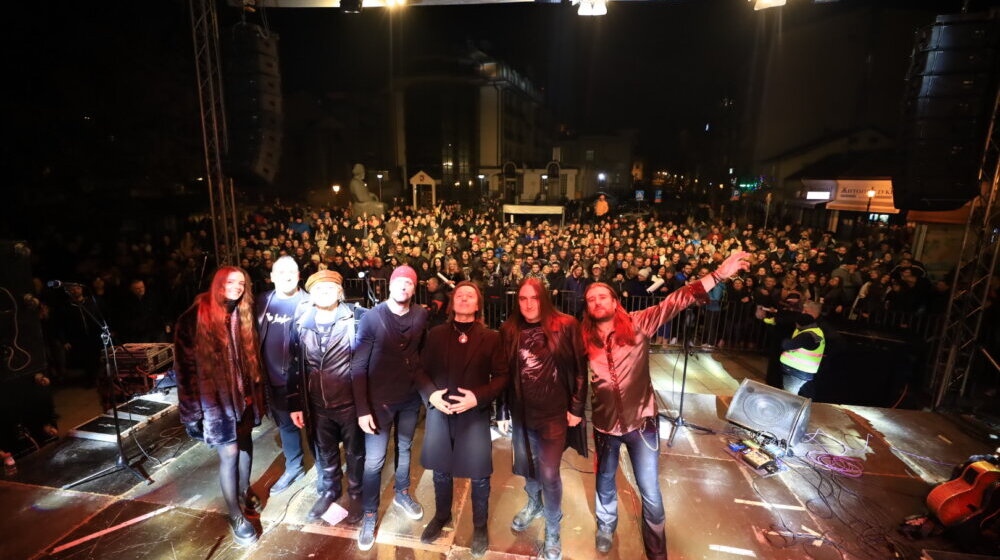 Kragujevačani u Novu godinu ušli sa Divljim jagodama i vatrometom (FOTO) 1