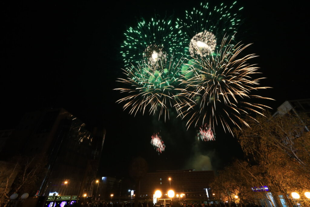 Kragujevačani u Novu godinu ušli sa Divljim jagodama i vatrometom (FOTO) 2