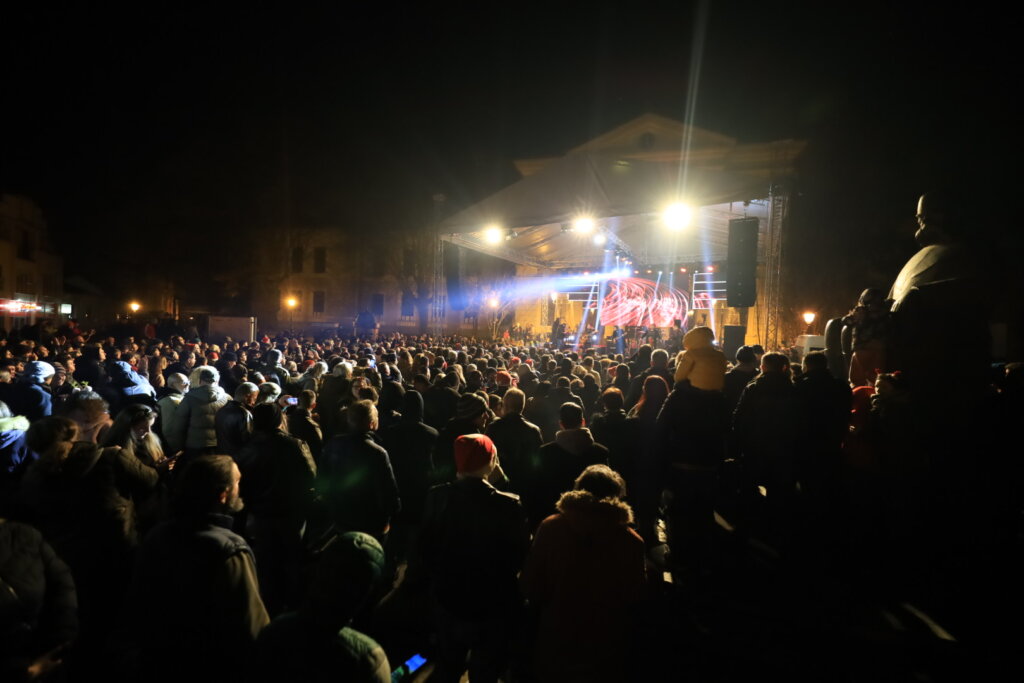 Kragujevačani u Novu godinu ušli sa Divljim jagodama i vatrometom (FOTO) 4 Kragujevačani u Novu godinu ušli sa Divljim jagodama i vatrometom (FOTO) 9