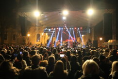 Nova 2023 godina Kragujevac 09 Kragujevačani u Novu godinu ušli sa Divljim jagodama i vatrometom (FOTO) 7