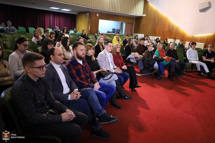 Mladi Kragujevčani imaće brojne ekonomske pogodnosti zahvaljujući omladinskoj kartici 2 Mladi Kragujevčani imaće brojne ekonomske pogodnosti zahvaljujući omladinskoj kartici 2