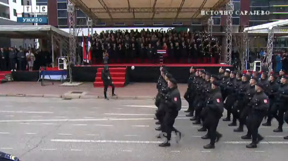 "Mladi radikal Vučić spuštao se sa Pala na Grbavicu, navodno se nudio da ide s oružjem u borbu, ali je procenjeno da od njega ne bi bilo vajde" 2 "Mladi radikal Vučić spuštao se sa Pala na Grbavicu, navodno se nudio da ide s oružjem u borbu, ali je procenjeno da od njega ne bi bilo vajde" 2