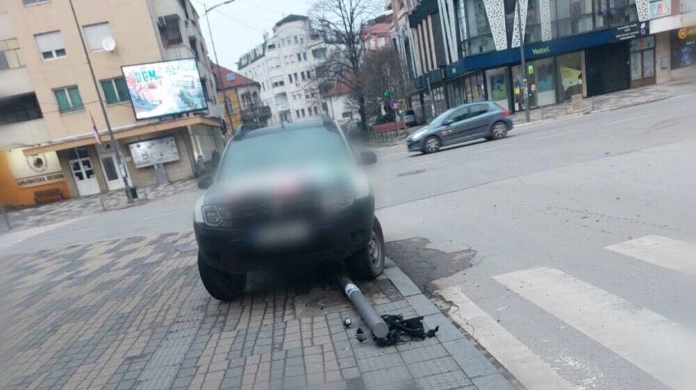 Muškarac džipom udario u semafor u centru Leskovca 1