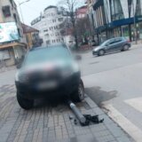 Muškarac džipom udario u semafor u centru Leskovca 5