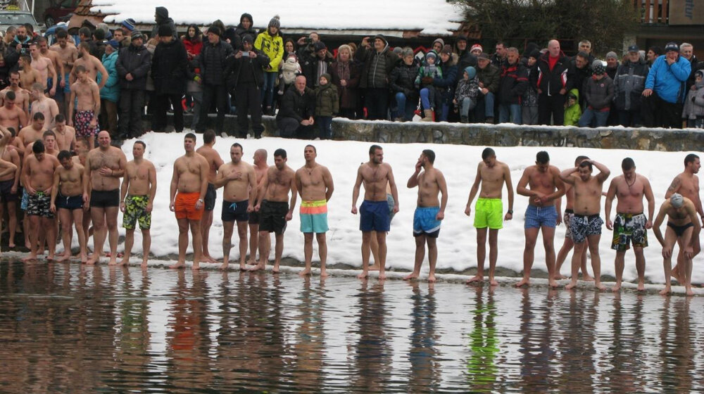 Posle pauze od dve godine, plivanje za Bogojavljenski krst u Užicu 1