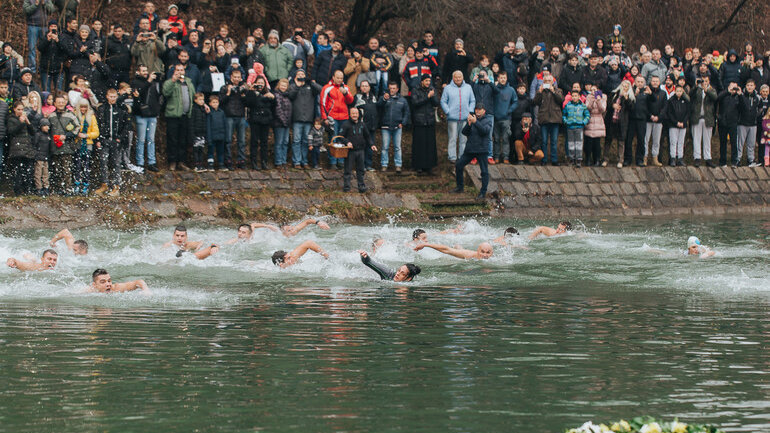 Plivanje za Časni krst na reci Gradac u Valjevu 1