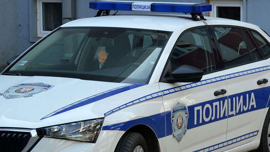 Policija u Sremskoj Mitrovici uhapsila mladića koji je pretio dvojici trinaestogodišnjaka dok su se vraćali iz škole 19