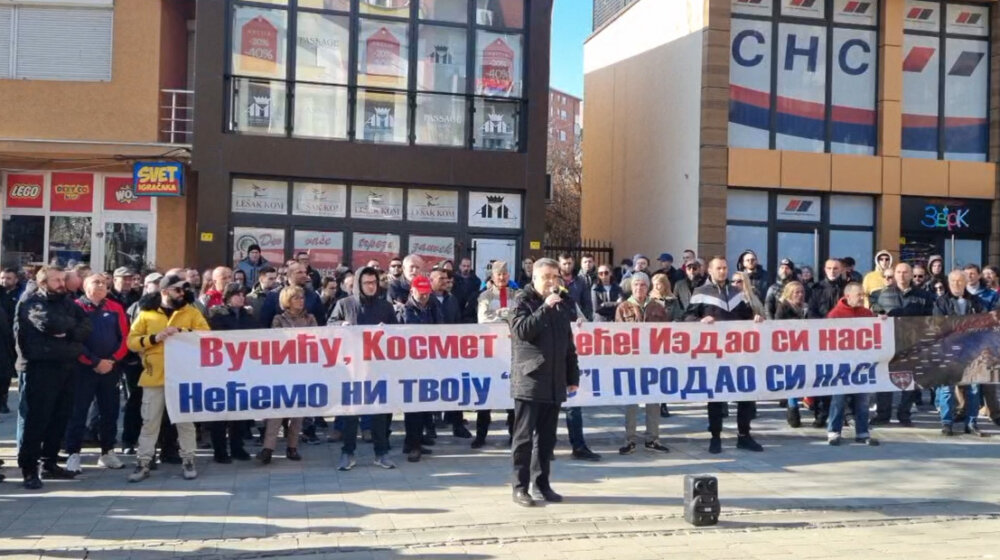 U Mitrovici održan protest protiv Srpske liste i Vučićeve „veleizdaje“ – „Nećemo tvoju ZSO, prodao si nas“ (VIDEO) 1