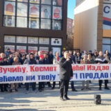 U Mitrovici održan protest protiv Srpske liste i Vučićeve „veleizdaje“ – „Nećemo tvoju ZSO, prodao si nas“ (VIDEO) 11
