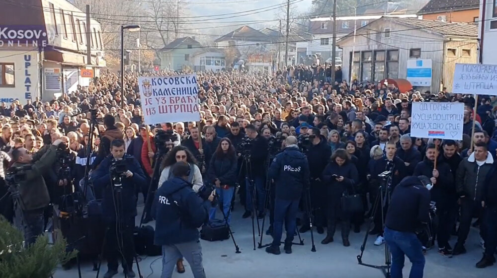 Nekoliko hiljada Srba iz svih delova Kosova na protestu u Štrpcu (FOTO/VIDEO) 1