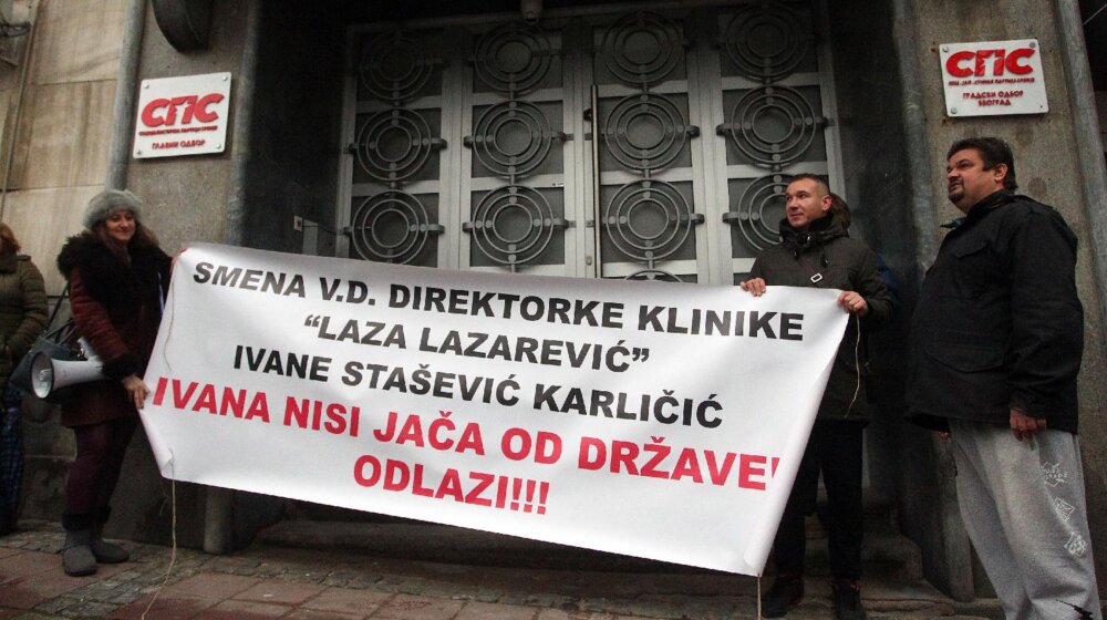 Zaposleni u "Lazi Lazareviću" održali protest isperd sedišta SPS-a: Traže smenu direktorke 1